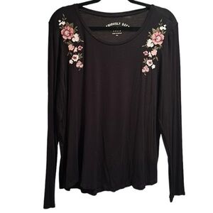 Aeropostale Black with embroidered flowers Seriously Soft Perfect Crew Size XXL